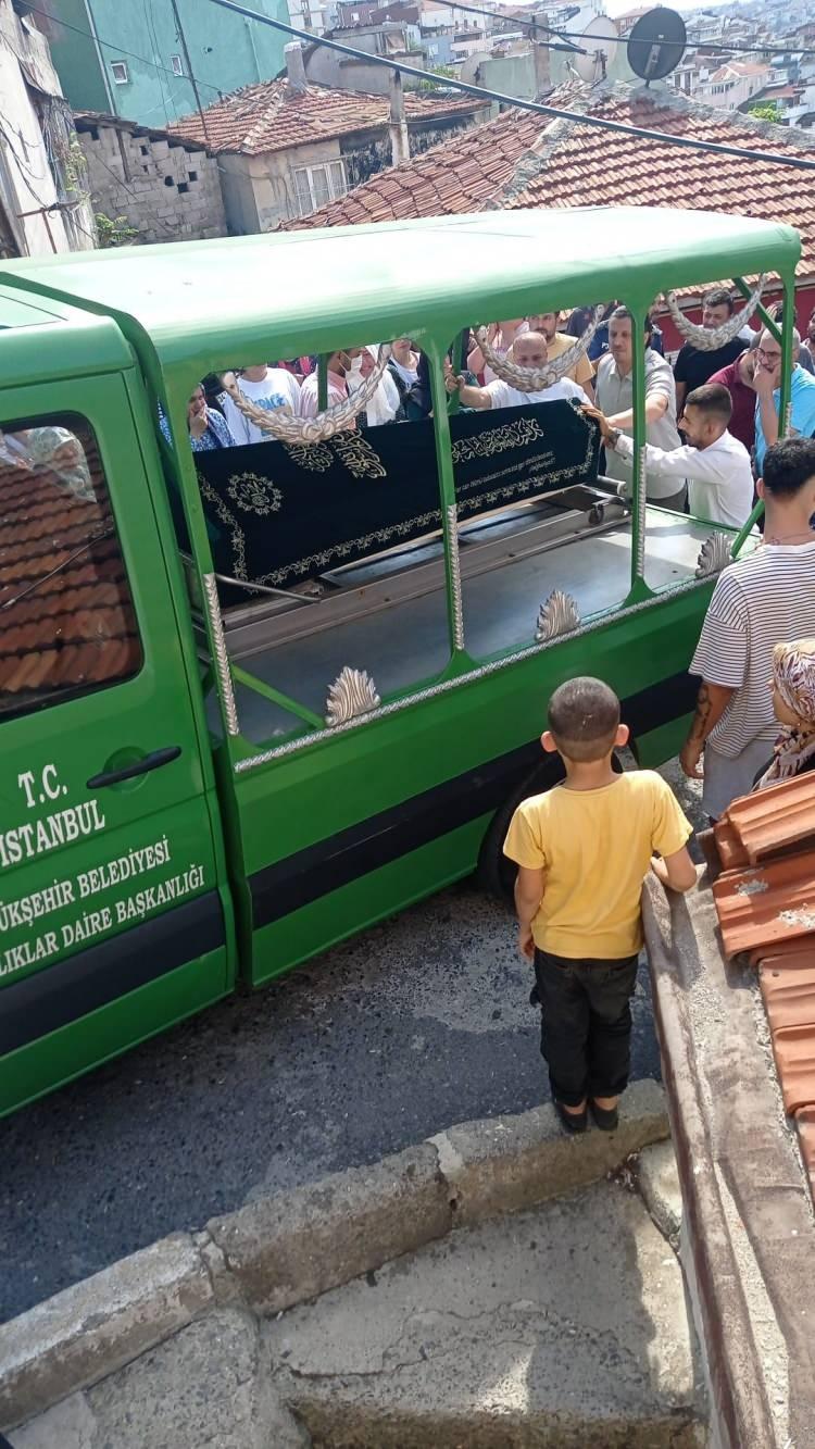 <p>Oğlu Ercan Yıldız (22) ile beraber yaşayan Aysel Yıldız 2 gündür işe gitmeyince yakınları ve komşuları sabah saatlerinde eve geldi.</p>

<p> </p>
