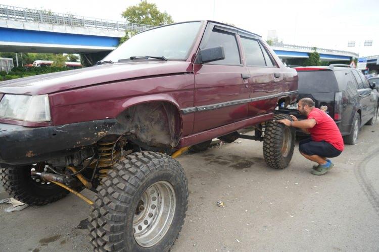 <p>Samsun'da 4x4 Off-road arazi aracına çevrilen 1995 model Renault Broadway'i görenler şok geçiriyor.</p>