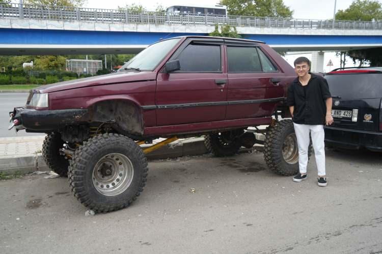 <p>SUV ve jiplerden daha yüksek olan aracı gören vatandaşlar, cep telefonlarını çıkartarak, fotoğraf çektiriyorlar.</p>
