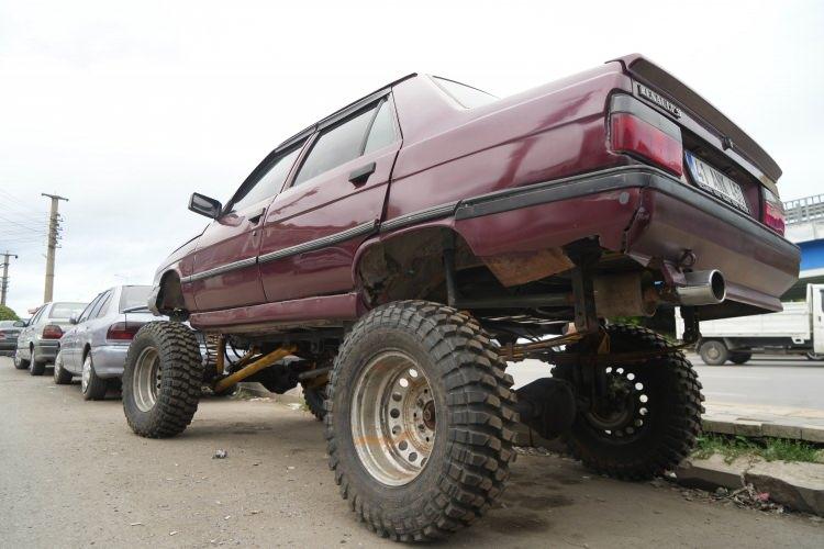 <p>Yıllardır sanayide çalışmasına rağmen Off-road arazi aracına çevrilen araç kadar ilgincini görmediğini dile getiren Suat Yılmaz, <strong>“Çok değişik bir araba. 4 çeker yapmışlar. Sosyal medyada da görüyordum ama sanayiye nereden geldi bilmiyorum. 17 yıldır sanayide çalışıyorum ilk defa böyle ilginç bir araç görüyorum. Ben de böyle bir araç yapmayı düşünürüm. Çünkü çok zevkli olacağını düşünüyorum. Çok konforlu olacağını düşünüyorum. Bir de bu aracın çıkamadığı bir yer olmaz, off road aracı gibi bir şey olmuş.”</strong> dedi.</p>