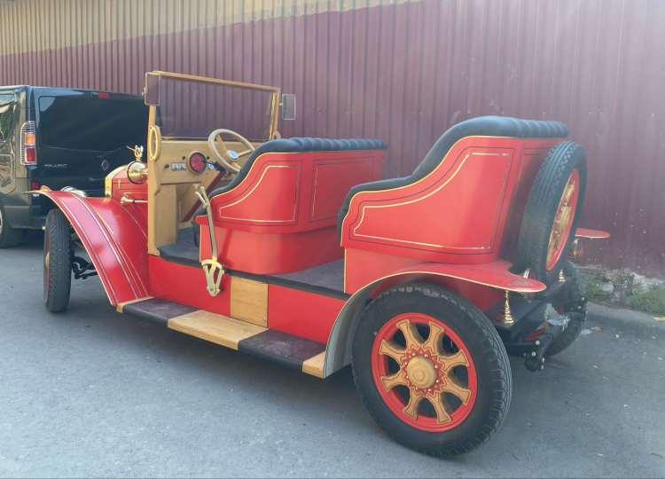 <p>1900 yıllarını esinlendiğini ve aracı yaparken tekerlekleri hariç diğer ürünlerin yerli olduğunu belirten Taşbaş, <strong>“1905 ve 1925 arasındaki modeller bu tarzda şirin görünüyor, güzel görünüyor ve nostalji olduğu için ve çok ciddi anlamda dikkat çektiği için ben bu versiyonu seçtim. Aracımızın tekerleri hariç değerinin diğerleri tamamen yerli yani tekerleri yurt dışından gelen onun dışındaki her şey el üretimi kendi yapımız. Seri üretime geçildiğinde her şey daha da güzel olacak. Yaklaşık olarak 6 saatte şarj oluyor 60 amper şarj cihazımız var 400 amperlik gücümüz var bununla beraber dediğiniz gibi 6 saatte şarj ediyoruz ve 125 kilometrelik bir sürüş mesafesinde erişiyoruz Seri üretimlerde bunları biz bütün Lityumla destekleyip tek maaşla Denizli'den İstanbul'u görmek istiyoruz.”</strong> şeklinde konuştu.</p>