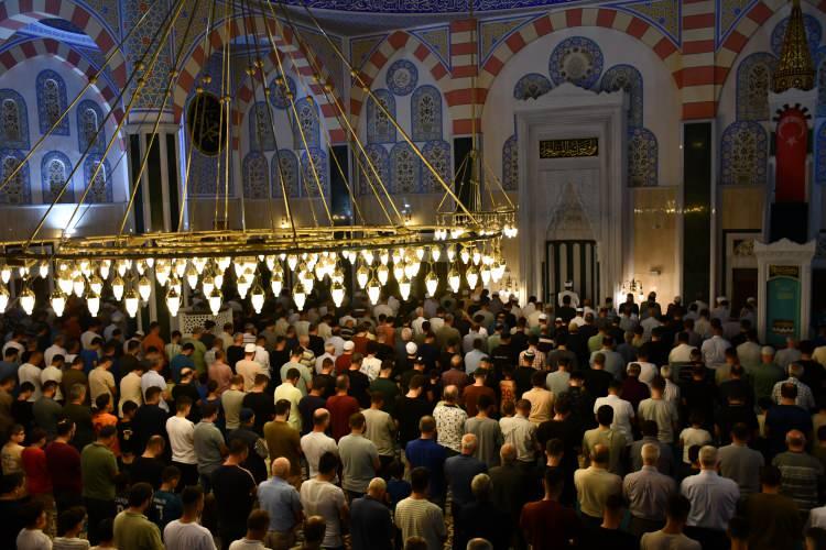 <p>Bilecik'te Mevlit Kandili dolayısıyla Kayıboyu Camisi'nde program d&uuml;zenlendi.</p>
