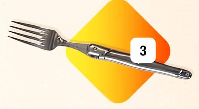 <p><strong>3 Numara Çatal: Yenilikçi ve Geleceğe Yönelik</strong></p>
<p>3 numaralı çatalı seçtiyseniz, çatal seçimine göre kişilik testinde kişiliğinizin <strong>yenilikçi fikirler ve alışılmadık yaklaşımlara</strong> önem verdiğini görebiliriz. Geleneksel düşünce tarzlarına meydan okur ve <strong>sürekli olarak yeni yöntemler ararsınız</strong>. Kendinize özgü tarzınızı ve yeni deneyimlere olan ilginizi yansıttığınız bu seçim, <strong>fikir üretici ve ilerici bir düşünür</strong> olduğunuzu gösterir.</p>