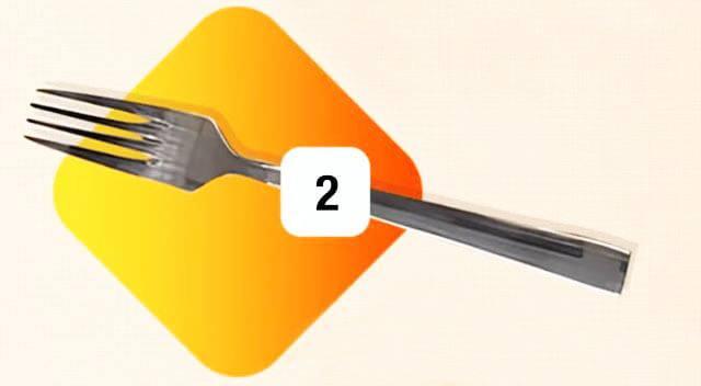 <p><strong>2 Numara Çatal: Pratik ve Fonksiyonel</strong></p>
<p>2 numaralı çatalı seçtiyseniz, çatal seçimine göre kişilik testinde kişiliğinizin <strong>fonksiyonellik ve pratiklik arayışında olduğunu</strong> gösterir. <strong>Karmaşıklıktan kaçınarak sade ve etkili çözümler</strong> bulmaya odaklanırsınız. Bu yaklaşımınız, sorunları hızlı ve etkili bir şekilde çözmenize yardımcı olur. <strong>Sadelik ve işlevsellik</strong>, doğanızla en çok örtüşen özelliklerdir.</p>