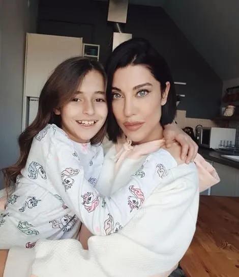 <p>Ünlü manken Deniz Akkaya ve kızı 16 yaşındaki kızı Ayşe Önbilgin arasında yaşananlar ülke gündemine adeta bomba gibi düşmüştü. </p>
