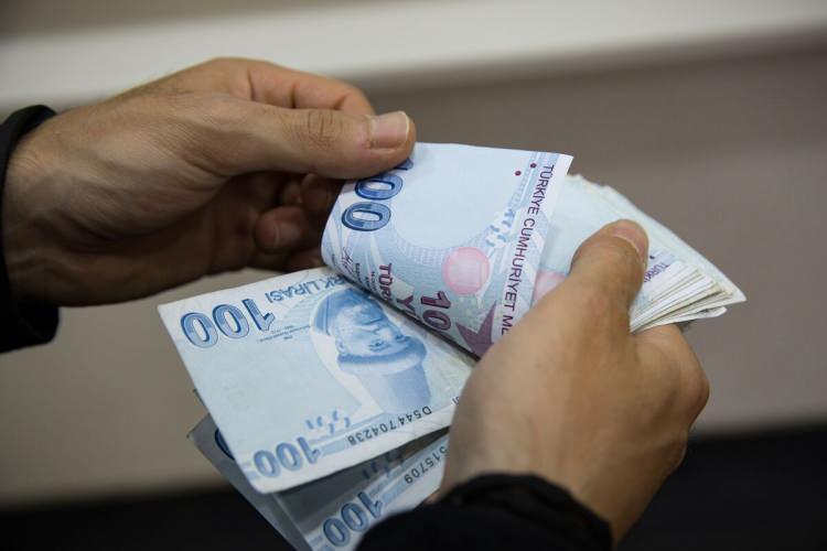 <p>Haftalık, günlük ya da benzeri bir şekilde kısa süreli konut kiralamalarına dair yapılan tahsilat ve ödemeler de tevsik kapsamında yer alıyor. Mevcut uygulamada iş yeri kira ödemeleri tutarına bakılmaksızın, konut kira ödemelerinde ise 500 lirayı geçmesi halinde bankalar ya da PTT aracılığı ile ödenmesi gerekiyordu. Artık konut kiralarında söz konusu sınır kaldırılacak ve tüm ödemelerin banka ya da PTT aracılığıyla gerçekleştirilmesi öngörülüyor.</p>

<p> </p>
