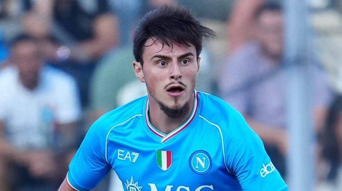 <p>Makedon futbolcu, 2019 yılında Fenerbahçe'den 17 milyon euroya İtalyan ekibi Napoli'ye transfer olmuştu.</p>