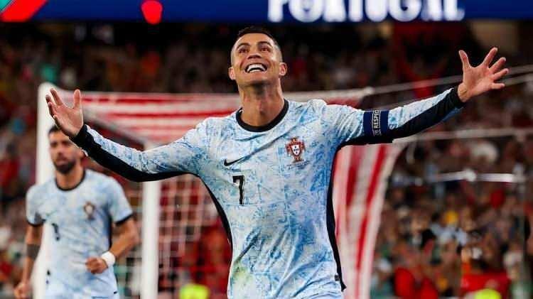 <p>Bir sonraki galeriye göz atın<br />
<br />
<br />
<br />
Ronaldo'dan kırılması güç rekor! Messi ile makası epey açtı</p>