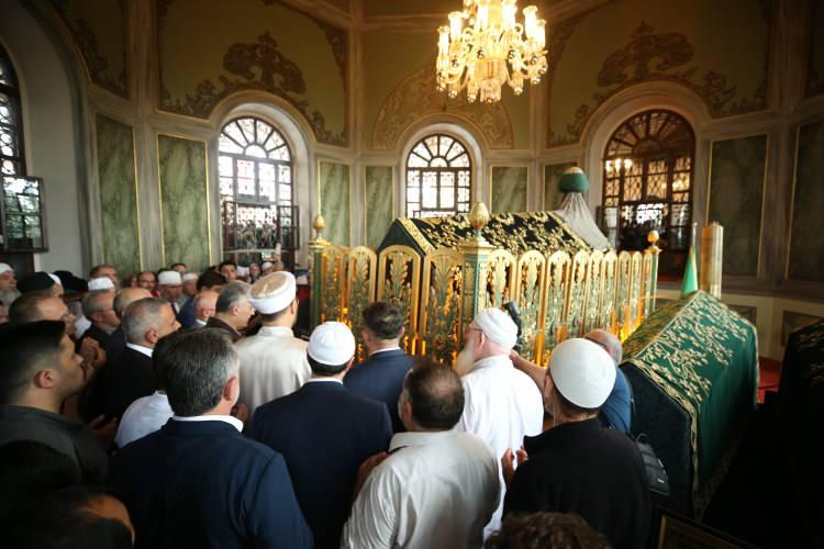<p>T&ouml;rende, Emir Sultan'ın ruhlarına ithafen 600 Hatm-i Şerifin duası İl M&uuml;ft&uuml;s&uuml; Yavuz Selim Karabayır tarafından yapıldı, ardından sanduka &ouml;rt&uuml;s&uuml; a&ccedil;ıldı.</p>
