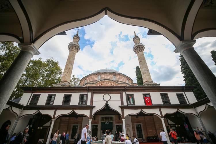 <p>14'nc&uuml; y&uuml;zyılın sonlarına doğru Osmanlıların kuruluş devrinde Bursa'da yaşayan, tefsir, hadis, kelam alimi ve mutasavvıf Emir Sultan, peygamber soyundan geldiği i&ccedil;in "Emir", g&ouml;n&uuml;lleri fethettiği i&ccedil;in "Sultan" &uuml;nvanı aldı.</p>

