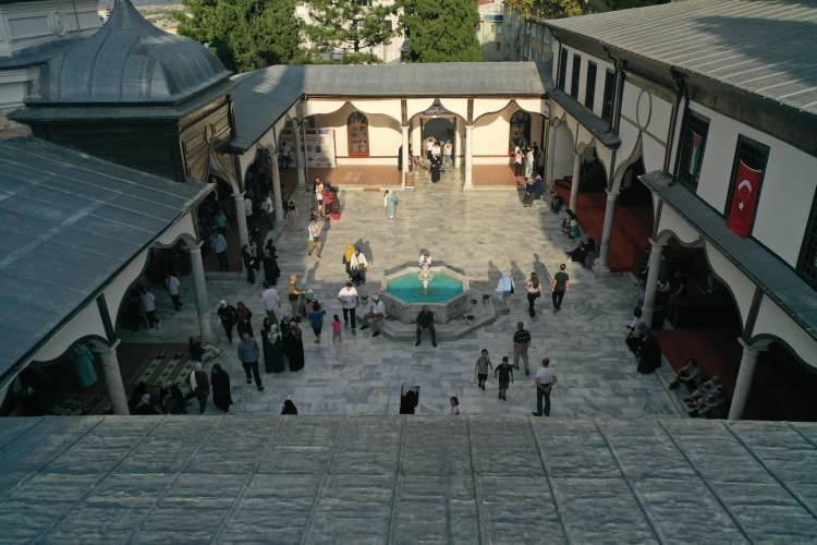 <p>T&uuml;rbe ise Emir Sultan'ın eşi ve Yıldırım Bayezid'in kızı Hundi Hatun tarafından 15. y&uuml;zyılda yaptırılan k&uuml;lliyenin i&ccedil;inde yer alıyor.</p>
