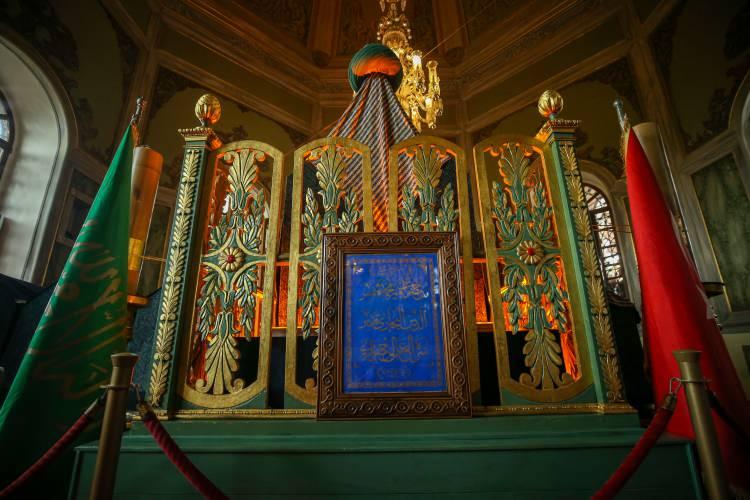 <p>Yapı, 1804 yılında Sultan III. Selim'in cami ve t&uuml;rbeyi yeniden inşa etmesiyle bug&uuml;nk&uuml; halini aldı. 1845 yılında Sultan Abd&uuml;lmecid tarafından T&uuml;rk Barok &uuml;slubunda onarımı sağlandı. 1868'de Sultan Abd&uuml;laziz tarafından yeniden onarımı yaptırıldı.</p>

