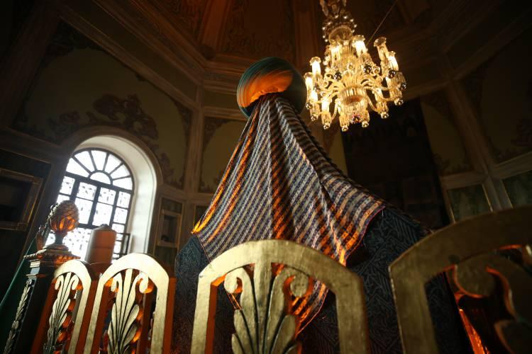 <p>T&uuml;rbede, Emir Sultan Hazretleri ile eşi Hundi Hatun, oğulları Emir Ali ve iki kızlarına ait sandukalar yer alıyor.</p>
