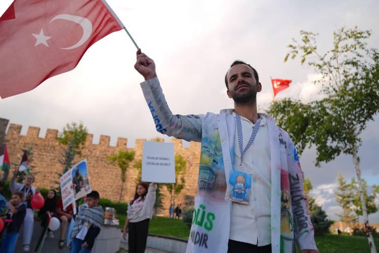 <p>Erzurum Kalesi &ouml;n&uuml;nde bir araya gelen doktorlar, &uuml;niversite &ouml;ğrencileri, sağlık &ccedil;alışanları ve bazı sivil toplum kuruluşlarının temsilcileriyle vatandaşlar, T&uuml;rkiye, Filistin ve T&uuml;rkmenistan bayraklarıyla y&uuml;r&uuml;d&uuml;.</p>
