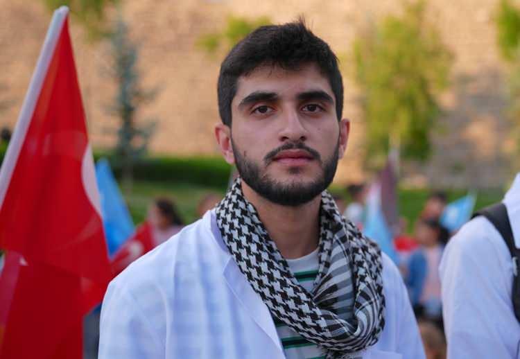 <p>Y&uuml;r&uuml;y&uuml;ş&uuml;n ardından grup adına a&ccedil;ıklama yapan Atat&uuml;rk &Uuml;niversitesi Tıp Fak&uuml;ltesi 4. sınıf &ouml;ğrencisi Yusuf &Ccedil;ift&ccedil;i, İsrail'in Gazze'ye y&ouml;nelik saldırılarını kınadı.</p>
