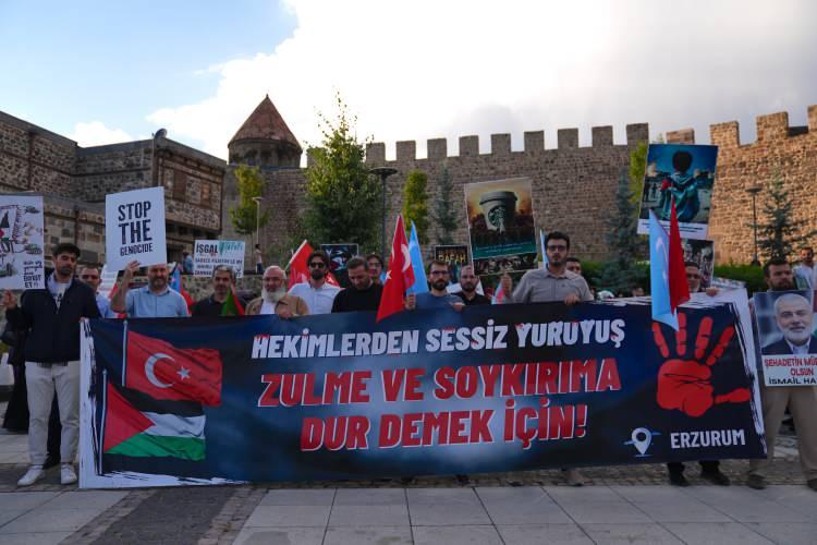 <p><strong>"Aşağı yukarı 10 yaşlarda olan, patenleriyle keyifle gezmesi gereken kızımızın pembe patenleri ayaklarında kefenlenişini izledik. İsrail'in hasta ettiği yavrularımızı alıp tedavi edemedik. A&ccedil;lıktan hayvan yemi yediler, sofralarımıza davet edemedik. Uyanma, silkelenme zamanı geldi. 11 aydır şahit olduklarımız bizi uyandırmayacaksa daha ne uyandırabilir ki? Hedefimiz sadece kendi kurtuluşumuz olamaz. Bor&ccedil;lu olduğumuz binlerce &ccedil;ocuk var."</strong></p>

<p>&nbsp;</p>
