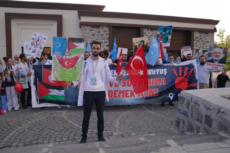 <p>Gruptakiler, basın a&ccedil;ıklamasının ardından hayatını kaybedenler i&ccedil;in dua ettikten sonra dağıldı.</p>

