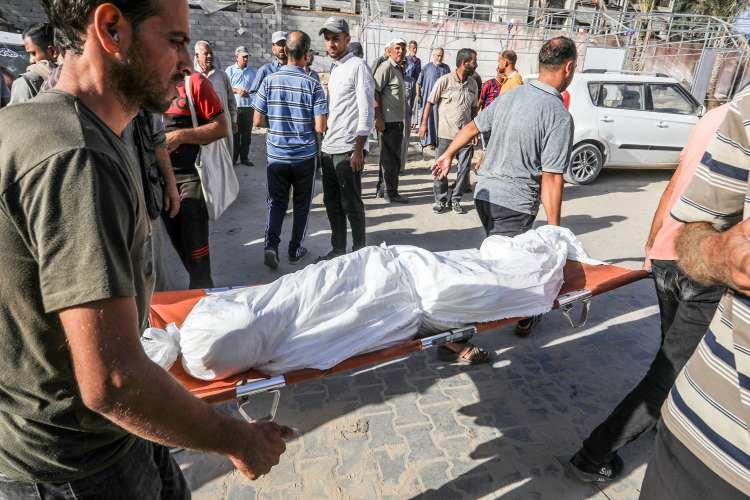 <p>G&uuml;n boyu katliamları s&uuml;ren İsrail ordusunun Gazze'nin Han Yunus kentinin batısındaki El-Mevasi b&ouml;lgesinde Filistinlerin kaldığı bazı &ccedil;adırları hedef alması sonucu şeiht olan naaşları, cenaze işlemleri i&ccedil;in Nasır Hastanesi'ne getirildi.&nbsp;</p>

<p>&nbsp;</p>

