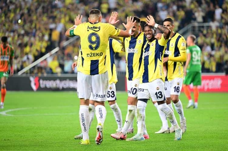 <p>TRT 1 Avrupa Ligi maçlarının yayın hakkını almıştı. Bu sebepten ötürü karşılaşma TRT 1'den canlı şifresiz olarak yayınlanabilir.</p>
<p> </p>