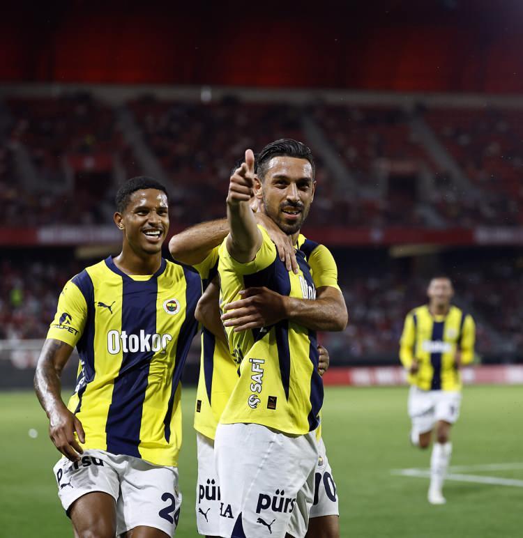 <p>Ayrıca market gelirlerinden 7.4 milyon euro daha kazanan Fenerbahçe, toplamda 11 milyon 700 bin euroyu kasasına koymuş durumda.</p>
