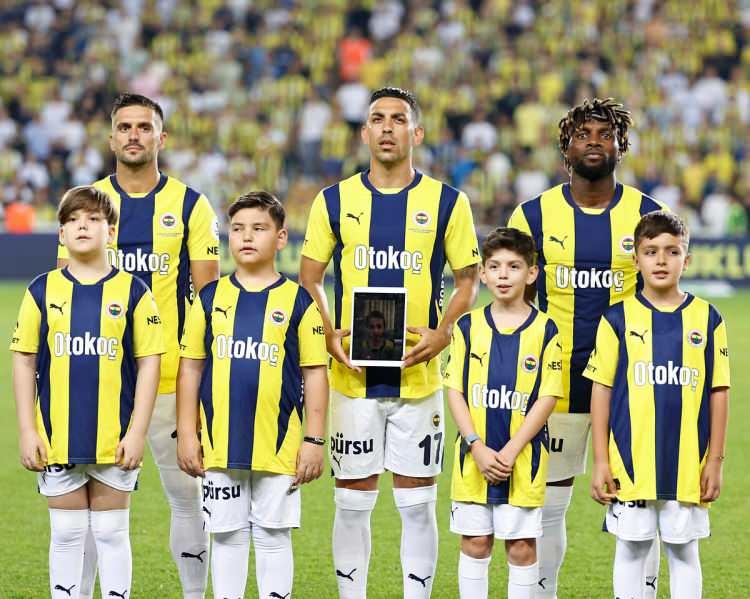 <p>Ayrıca market gelirlerinden 7.4 milyon euro daha kazanan Fenerbahçe, toplamda 11 milyon 700 bin euroyu kasasına koymuş durumda.</p>
