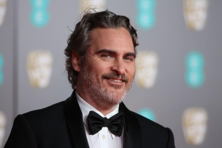 <p>Film için özel diyetler uygulayarak neredeyse 24 kilo veren Joaquin Phoenix, büyük bir fiziksel değişim geçirmişti. Geçtiğimiz günlerde 'Joker'ın devam filmi Joker: Folie a Deux' için düzenlenen basın toplantısına katılan ünlü isim, hakkında çıkan haberler üzerine ilk kez açıklamada bulundu. </p>
