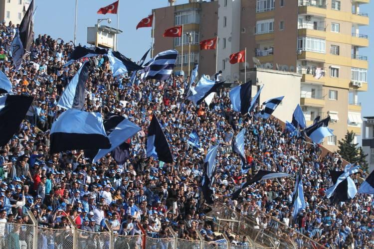 <p><strong>"Tüm şehre ve Türkiye'nin her yerinde gönül vermiş olanlarla beraber, güzel günlere diyorum. Futbolculara gereken ehemmiyeti göstererek, sahada 12. adam olarak üzerimize düşeni yapacağınızdan şüphem yok. Allah yar ve yardımcımız olsun."</strong></p>
