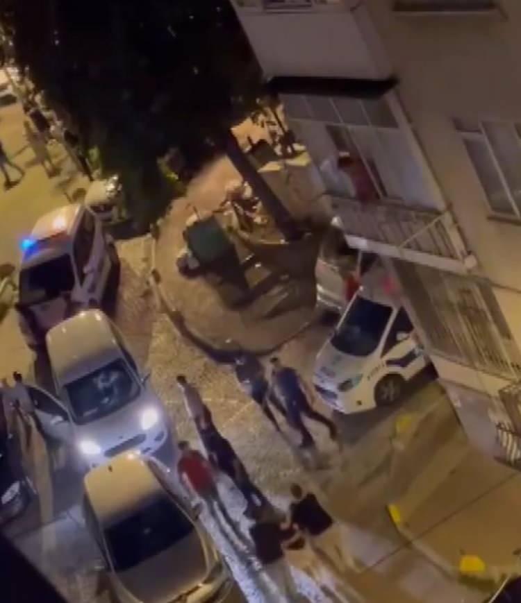 <p>Fatih'te, ihbar üzerine adrese giden motorlu yunus timine kimlik kontrolü sırasında şüpheli tarafından ateş açıldı. Polis kısa sürede şüpheliye silahla karşılık verirken, sokakta hareketli dakikalar yaşandı. Cinayetten aranması olduğu öğrenilen V. B., uzun süren ikna çabalarının ardından silahını bırakarak teslim oldu. Şüphelinin ateş açtığı anlar ve polisin şüpheliyi aldığı anlar cep telefonu görüntülerine yansıdı.</p>

<p> </p>
