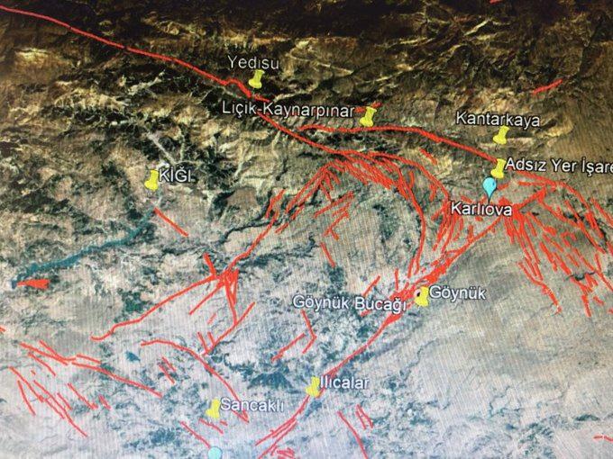 <p>Yüzeydeki kırılma şehrin en az 15 kilometre kadar uzağında gerçekleşti. Kahramanmaraş Fay Zonu 6,5 gibi bir büyüklükte deprem ürettiğinde fay zonunun geçtiği yerde yüzeyde kırılma meydana gelecek ve kuzeyden güneye doğru yer kabuğu hareket ederek bir miktar ötelenme oluşacak. Dolayısıyla bu zon üzerindeki yapıların ciddi anlamda hasar görmesi veya yıkılması kaçınılmaz olacak. Yani bizim şehrimizin merkezinden geçen böyle bir deprem kaynağımız var ve henüz bu fay kırılmadı dolayısıyla, bu duruma karşı hazırlıklı olmamız gerekiyor."</p>