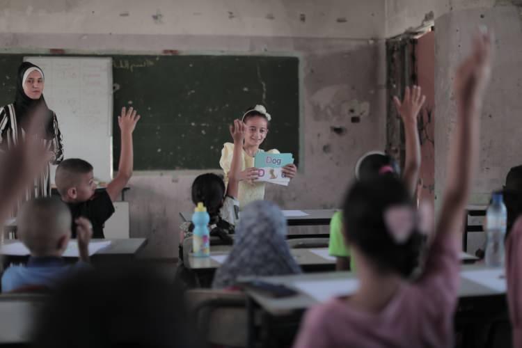 <p>Gazze Şeridi'nde bir grup gönüllü öğretmen, yeni eğitim öğretim yılının başlamasıyla saldırılar nedeniyle hasar almış bir okulda ders başı yaptı.</p>

<p> </p>
