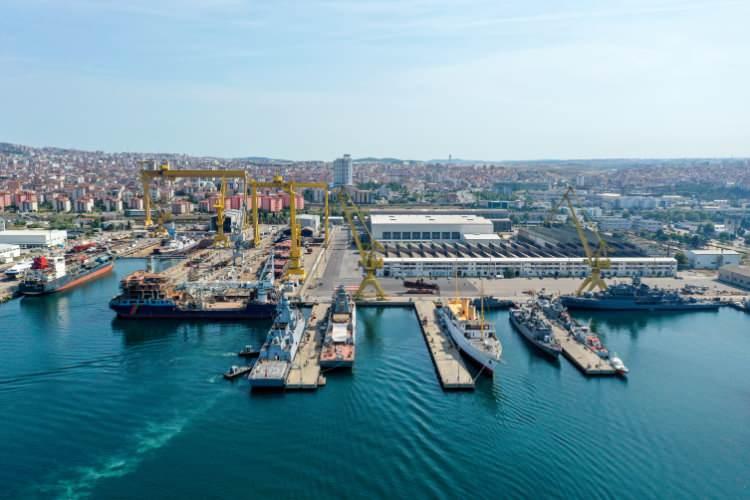 <p>İşte bu noktada farklı bir sorun daha karşımıza çıkıyor. Türkiye’nin gerek askeri gerek sivil tersanelerinin çok büyük bir kısmı Tuzla-Yalova arasına sıkışmış durumda. Ve maalesef her iki nokta da deprem riskinin çok yüksek olduğu fay hattının üzerinde. Daha açık bir ifadeyle, Marmara’da yaşanacak olası büyük bir deprem Türkiye’nin tersane alanındaki üretim faaliyetlerinin de uzun bir süre kendine gelememesi anlamı taşıyor.</p>
