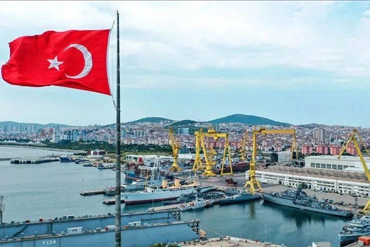 <p>Çeyrek asır önce MGK’da alınan 449 sayılı kararla, <strong>"Türk denizcilik gücünün Akdeniz’de varlığına şiddetle ihtiyaç duyduğu bakım, onarım ve gemi inşa imkanlarının süratle hayata geçirilebilmesi için Taşucu'ndaki limanın bir bölümünün tersane bölgesi haline getirilmesi imkanlarının araştırılması" </strong>cümleleri devletin hafızasına işlendi.</p>
<p>Bu adımı Bakanlar Kurulu’nun 30 Temmuz 1999 tarihli 99/13198 sayılı kararı izledi ve böylece Taşucu’nda 87 dönümlük alan 'tersane' kurulmak üzere tahsis edildi.</p>