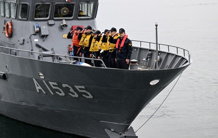 <p>Amiral Kutluk’a göre, Doğu Akdeniz harekat alanına yakın bir onarım tersanesi donanmanın savaş sürdürme kabiliyetlerini çok olumlu etkiler. Öte yandan bu tersanelerin sadece onarımla uğraşmadığını ve yeni gemi inşaatı da yapabileceğini öğreniyoruz. Kutluk bu süreci, “Türk donanmasının yeni gemi ihtiyaçlarının daha hızlı çözüme kavuşturulmasında bu askeri tersaneler de önemli imkanlar sağlayabilir” şeklinde anlatıyor.</p>
