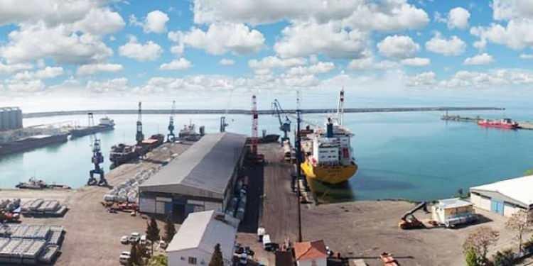 <p>Donanmalar ve tersanelerin organik bir ilişki içinde olduğu gerçeğine dikkat çekiyor Kutluk… Mersin’de halihazırda çok kısıtlı da olsa onarım kabiliyetine sahip olduğumuz bilgisini paylaşıyor. Ancak buradaki kapasitenin bir hayli düşük olduğunu da sözlerine ekliyor.</p>
