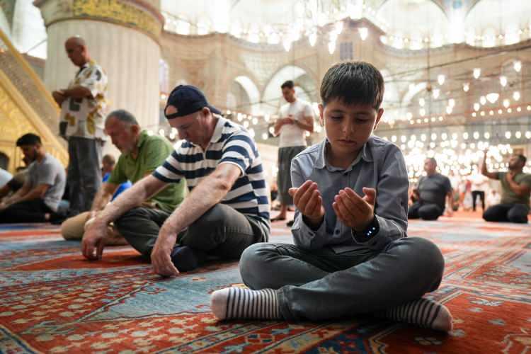 <p>Sultanahmet Camii'ndeki mevlit programına vatandaşlar yoğun ilgi gösterdi.</p>
