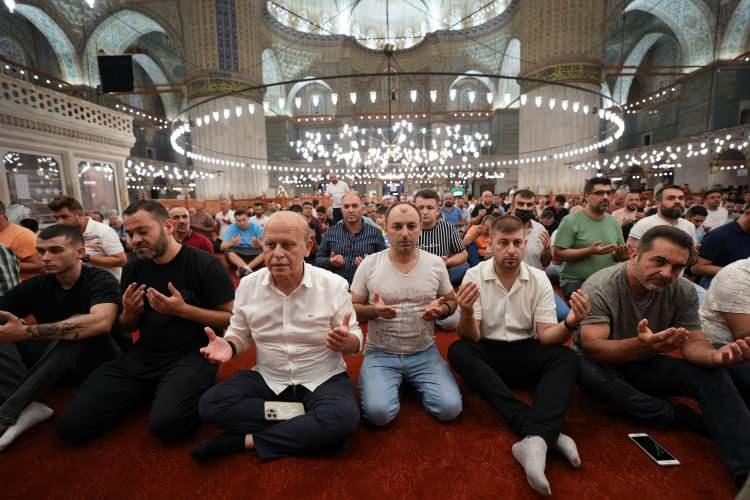 <p>Ayasofya-i Kebir Cami-i Şerifi'ne, kandil dolayısıyla "La ilahe illallah" yazılı mahya asıldı. Edilen duaların ardından vatandaşlar hep birlikte yatsı namazını eda etti.</p>
