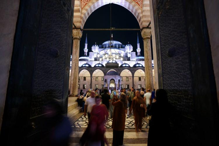 <p>Kariye Camisi'nde yapılan mevlit programında dua edilip, yatsı namazı kılındı.</p>
