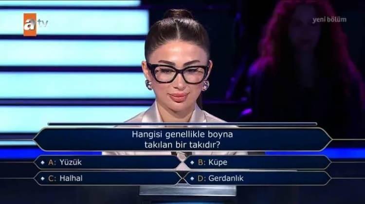 <p>Bunun üzerine Oktay Kaynarca bile hayrete düşerek <em><strong>"Bahtiyar mutluluk demek"</strong></em> ifadelerini kullandı.</p>
<p> </p>
