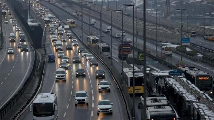 <p>Öte yandan yıl sonuna kadar yakıt harcamalarının gider olarak gösterilebilmesi için ticari taşıt sahipleri, araçlarına Ulusal Taşıt Tanıma Sistemi taktırmak zorunda olduğu belirtiliyor. TTB-Taşıt Tanıma Birimi temini ve daha detaylı bilgi için Darphane ve Damga Matbaası Genel Müdürlüğü‘nün resmi internet sitesi olan www.utts.gov.tr temin edilebiliyor.</p>