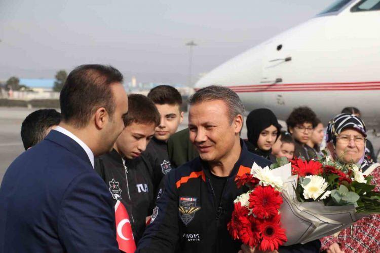 <p>"Uzay vatan"da oluşan ve 1 trilyon doları bulması beklenen ekonomiden pay almak isteyen Türkiye'nin sıradaki hedefi, "Ay Projesi"ni hayata geçirmek. Sanayi ve Teknoloji Bakanlığı öncülüğünde bu kapsamda çalışmalarını sürdüren Türkiye, 2026'da Ay'a ilk uzay aracını göndermeyi planlıyor. Sanayi ve Teknoloji Bakanı Mehmet Fatih Kacır, projeye yönelik "Ay'a kendi geliştirdiğimiz ve ürettiğimiz uzay aracıyla erişeceğiz." değerlendirmesinde bulunmuştu.</p>