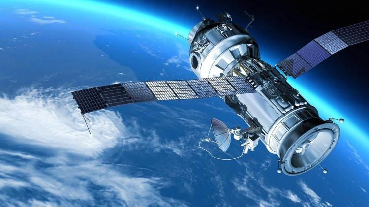 <p>Türksat 5B, Türkiye'nin uydu veri kapasitesini 15 kattan fazla artırdı. Uydu, Türkiye'nin yanı sıra Orta Doğu'nun tamamı, Basra Körfezi, Kızıldeniz, Akdeniz, Kuzey ve Doğu Afrika, Nijerya, Güney Afrika ve yakın coğrafyadaki komşu ülkeleri kapsıyor. Türksat 6A'nın yapım çalışmaları da hızla devam ediyor. Uydunun kullanılacak alt sistemleri, uydu yer istasyonu ve yazılımları milli imkanlarla geliştiriliyor. Türksat 6A, Türkiye'nin yanı sıra Avrupa, Kuzey Afrika, Orta Doğu ve Asya'nın büyük bölümüne hizmet sunacak. Türkiye dünya üzerinde haberleşme uydusu üretip geliştirebilen ülkeler arasına adını yazdıracak.</p>