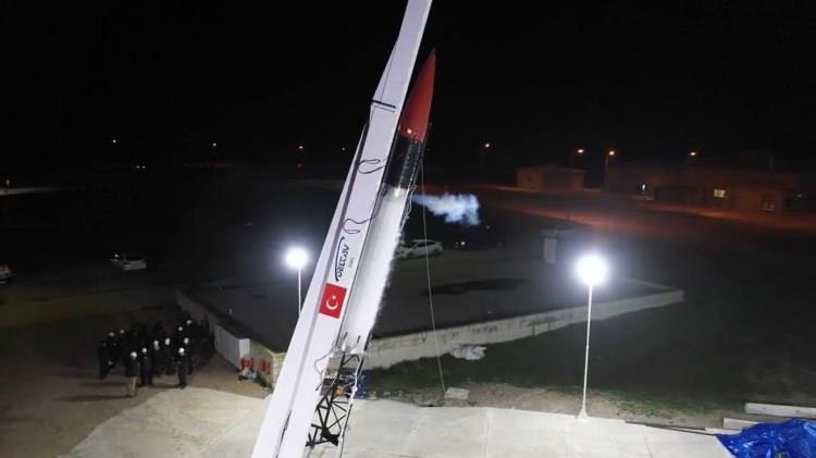 <p>Ay Projesi için hibrit itki sistemi, uçuş bilgisayarı ve pek çok yerli uydu ekipmanı geliştirilecek. Ayın yörüngeden keşfinde kullanılacak ve ay yüzeyine sert iniş gerçekleştirecek uzay aracı, milli imkanlarla üretilecek. Ayrıca yeni nesil uydu geliştirme alanında dünyayla rekabet edebilecek ticari bir marka ortaya çıkarılması hedefleniyor.</p>