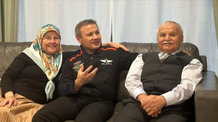 <p>Türkiye'nin ilk uzay yolcusu astronot Alper Gezeravcı, Ax-3 misyonunda İspanyol, İtalyan ve İsveçli astronotlarla birlikte görev aldı. İlk Türk uzay yolcusu Alper Gezeravcı, 1979’da Mersin’in Silifke ilçesinde doğdu. Babasının mesleği nedeniyle büyürken Türkiye’nin farklı illerinde yaşadı.</p>