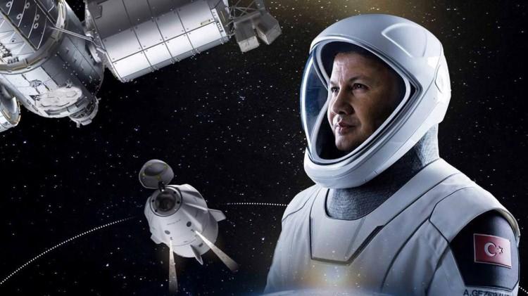 <p>Axiom Space’in internet sitesinde yer alan bilgiye göre Gezeravcı, İstanbul Hava Harp Okulu'nda Elektronik Mühendisliği alanında lisans eğitimini tamamladı. Ayrıca Wright-Patterson Hava Kuvvetleri Üssü'ndeki Hava Kuvvetleri Teknoloji Enstitüsü'nde yüksek lisans yaptı.</p>