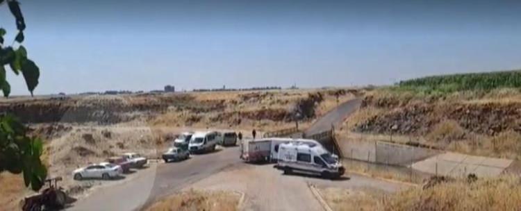 <p>Öte yandan 8 yaşındaki Narin'in cansız bedeninin kırmızı otomobille dereye götürüldüğü ortaya çıktı.</p>