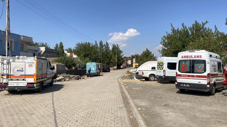 <p>BENZİN İSTASYONU ÇALIŞANI DOĞRULADI</p>
<p>Amca Salim Güran'ın sosyal medya hesabına yorum yapan bir benzin istasyonu çalışanının yazdıkları da Bahtiyar'ın ifadesini doğrulamıştı.</p>
<p> </p>
<p>Adı Murat Çınar Çatalca olduğu öğrenilen bir kişi, yaptığı yorumda Narin'in kaybolduğu gün amcasının aracında battaniyeye sarılı ve baygın halde olduğunu yazmıştı.</p>