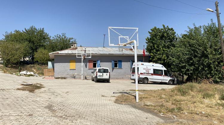 <p>MUHTAR AMCA CESEDİ GÖMMESİ İÇİN ÖZELLİKLE SIVACIYI SEÇTİ</p>
<p> </p>
<p>Amca Salim Güran'ın, küçük kızı dereye gömen itirafçı Nevzat Bahtiyar'ı iyi tanıdığı ve duvar ustası olduğundan dolayı cesedi profesyonel bir şekilde saklayabileceğini düşünerek Bahtiyar'ı seçtiği değerlendirmesi yapıldı.</p>