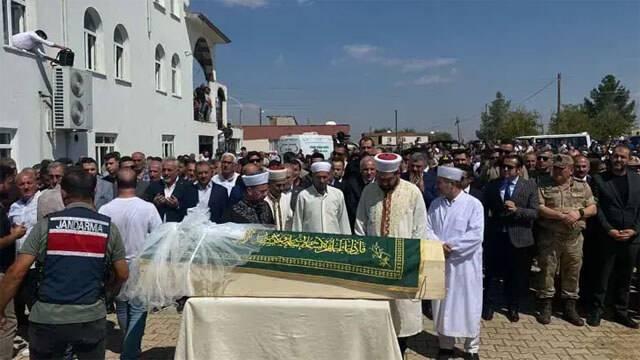 <p><strong>CENAZE TAVŞANTEPE MEZARLIĞI'NA DEFNEDİLDİ</strong></p>
<p>Narin Güran’ın cenazesi, <strong>Tavşantepe Mahallesi Mezarlığı</strong>’na defnedildi. </p>
<p> </p>