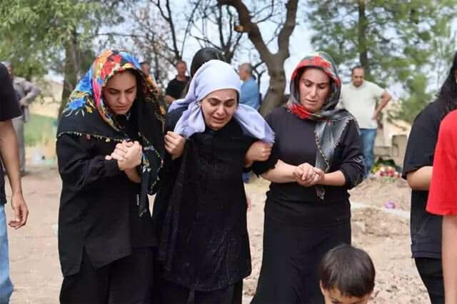 <p><strong>ÖRNEKLER İSTANBUL’A GÖNDERİLDİ: KESİN ÖLÜM SEBEBİ ARAŞTIRILIYOR</strong></p>

<p>Adalet Bakanı <strong>Yılmaz Tunç</strong>, Narin Güran’ın ölümüne ilişkin soruşturmanın devam ettiğini duyurdu. Bakan Tunç, Diyarbakır Adli Tıp Kurumu’nda yapılan otopsinin ardından alınan örneklerin bir kısmının <strong>İstanbul Adli Tıp Kurumu Başkanlığı</strong>’na gönderileceğini ve bu incelemelerin ardından kesin ölüm nedeninin belirleneceğini açıkladı.</p>
