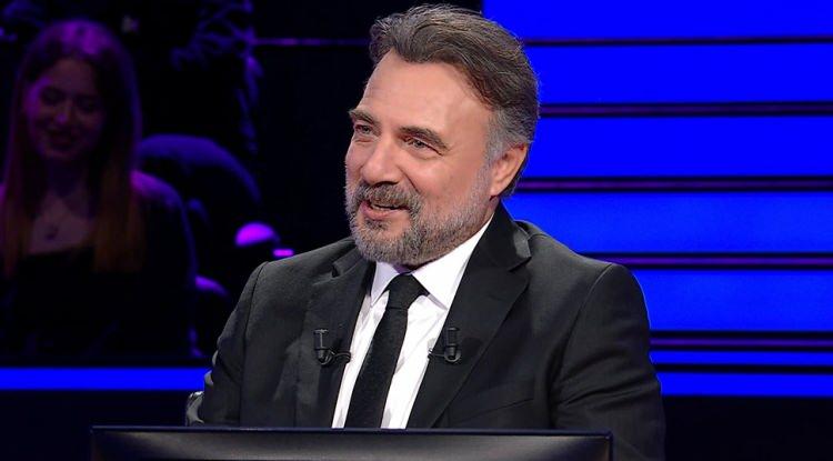 <p><span style="color:#B22222"><em><strong>Ünlü oyuncu Oktay Kaynarca'nın sunumuyla yeni sezona damga vuran reyting rekortmeni yarışma programı "Kim Milyoner Olmak İster", son bölümüyle çok konuşuldu. “Osmanlı Devleti'nde "cülus merasimi" hangi vesileyle yapılırdı?” sorusuyla heyecan uyandıran yarışmada doğru yanıt izleyenleri şaşırttı.</strong></em></span></p>